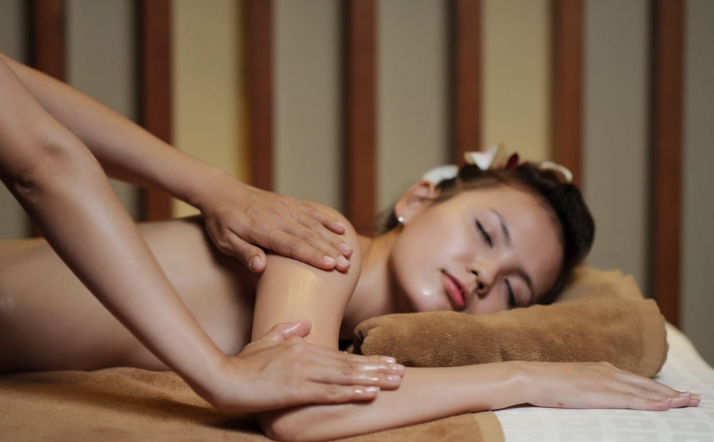 Asian girl massage and happen ending