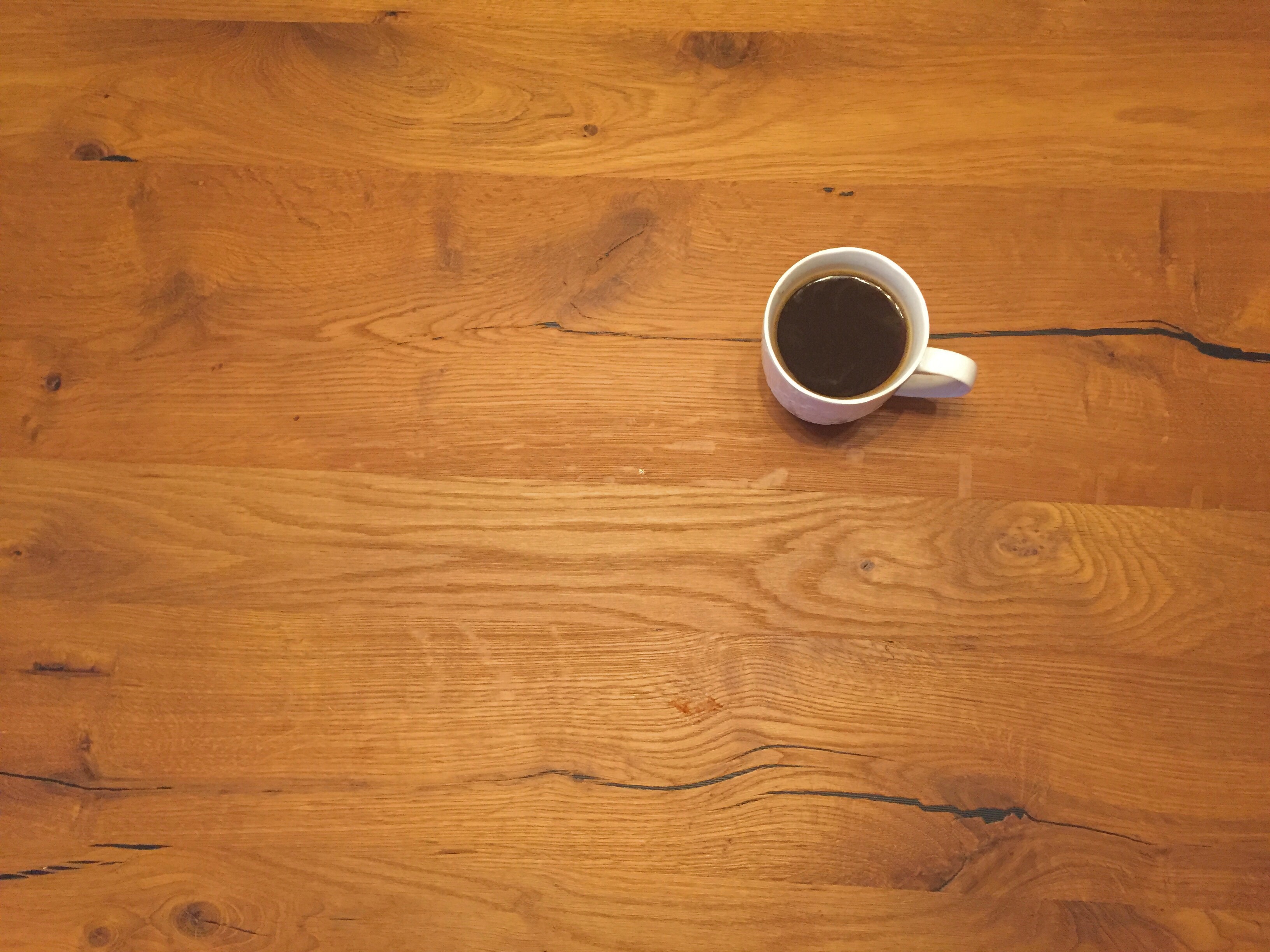 Sometimes when visiting a dear friend, a cup of coffee and good company is all you need! ☺️☕️ #minimal #keepitsimple #ruleofthirds #coffee 